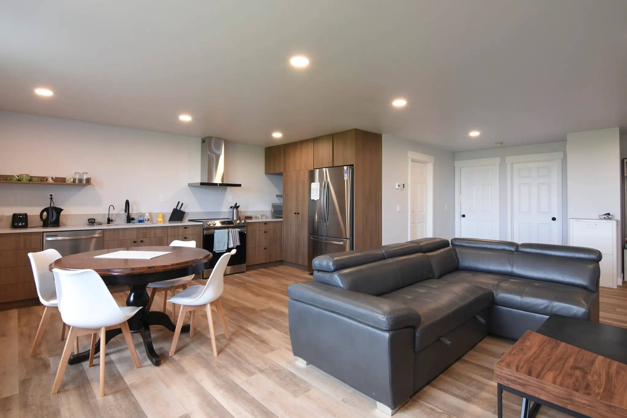Modern guest suite in a post frame 40' x 60' shop with living quarters