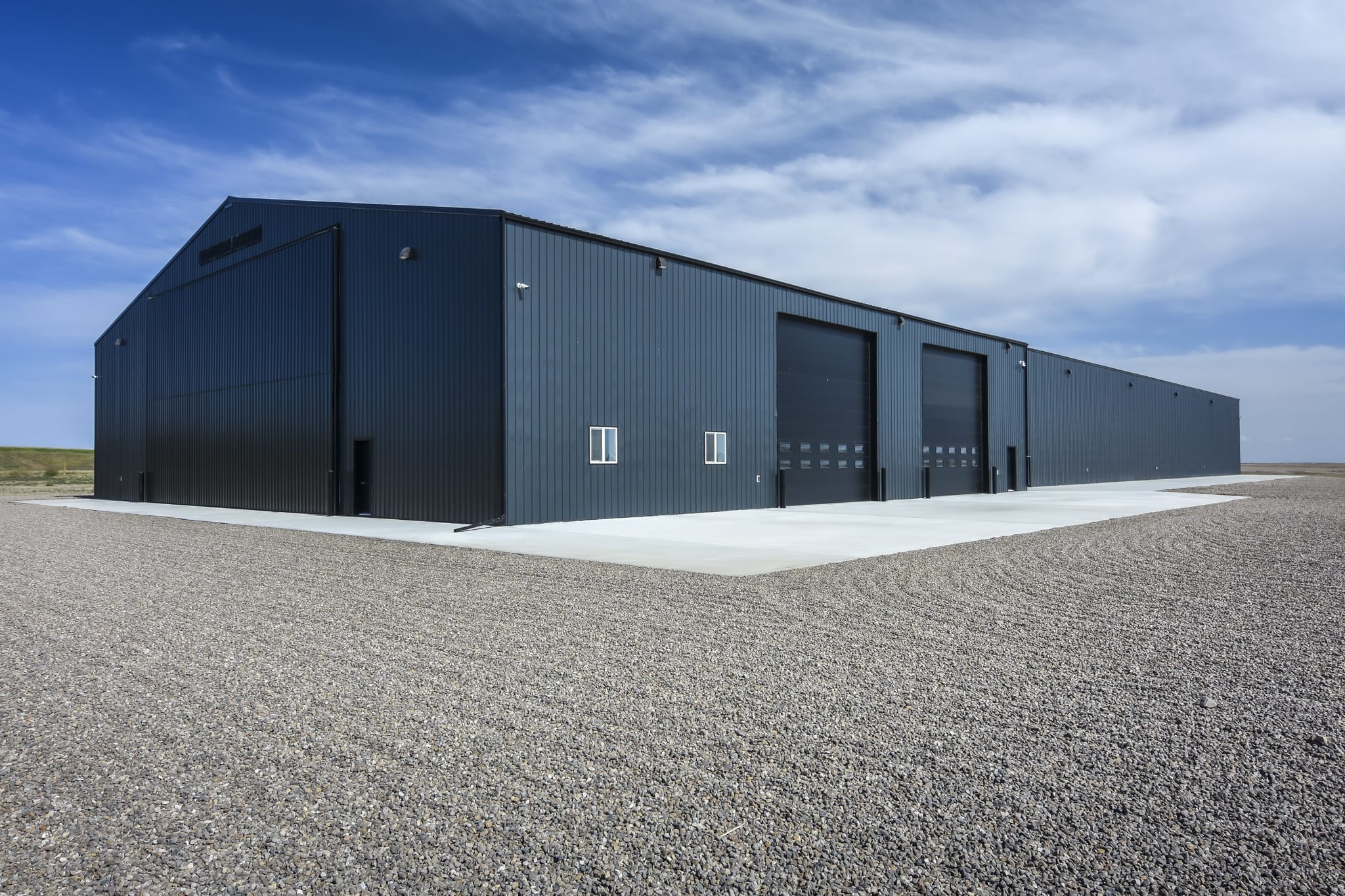 A farm building that connects a machine shed with a farm workshop into one, multi-use building